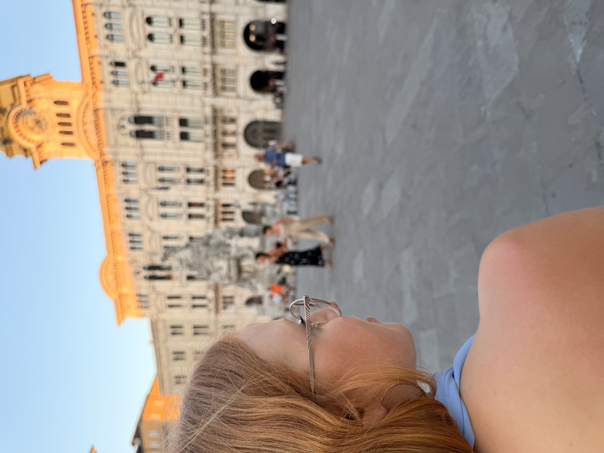 Julia auf der Piazza mit Sonnenuntergang