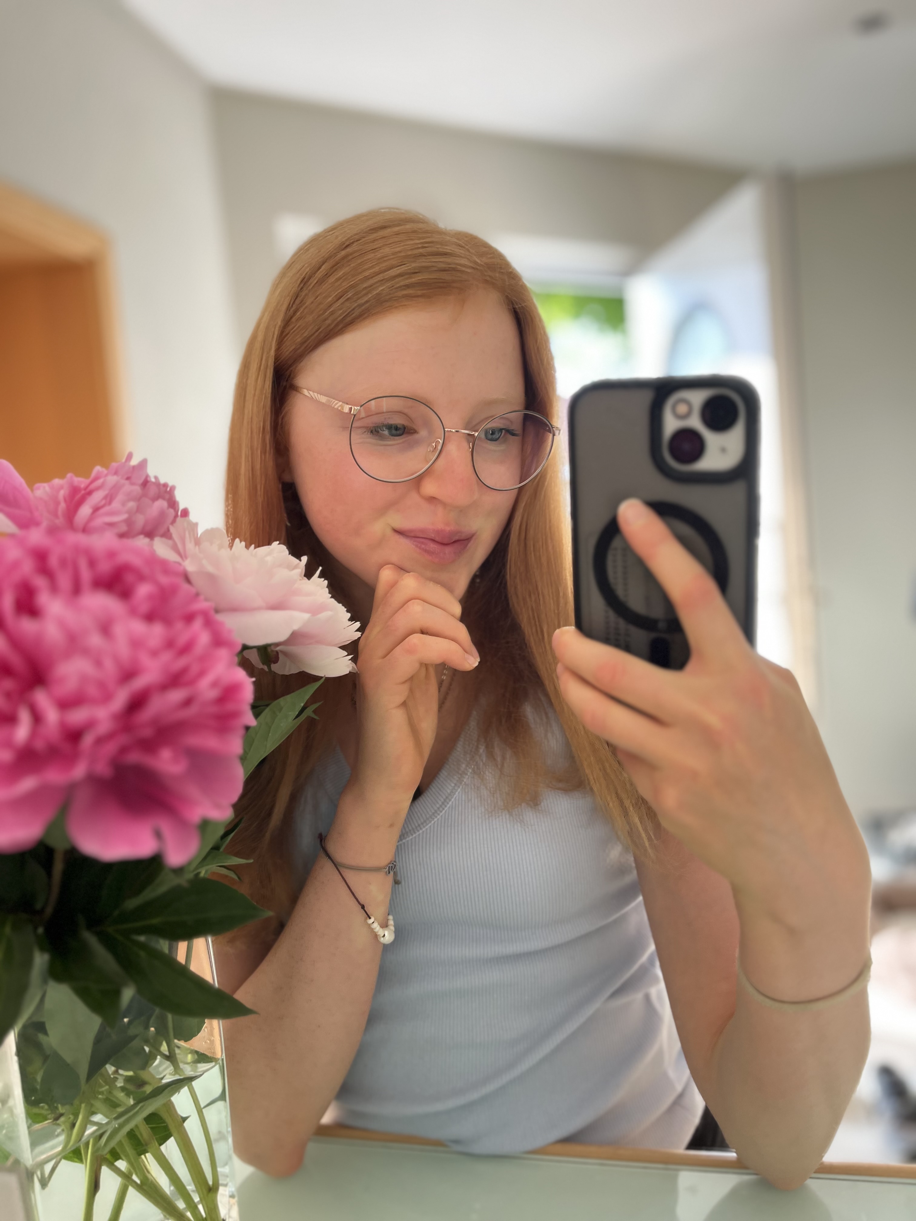 Julia mit rosa Pfingstrosen