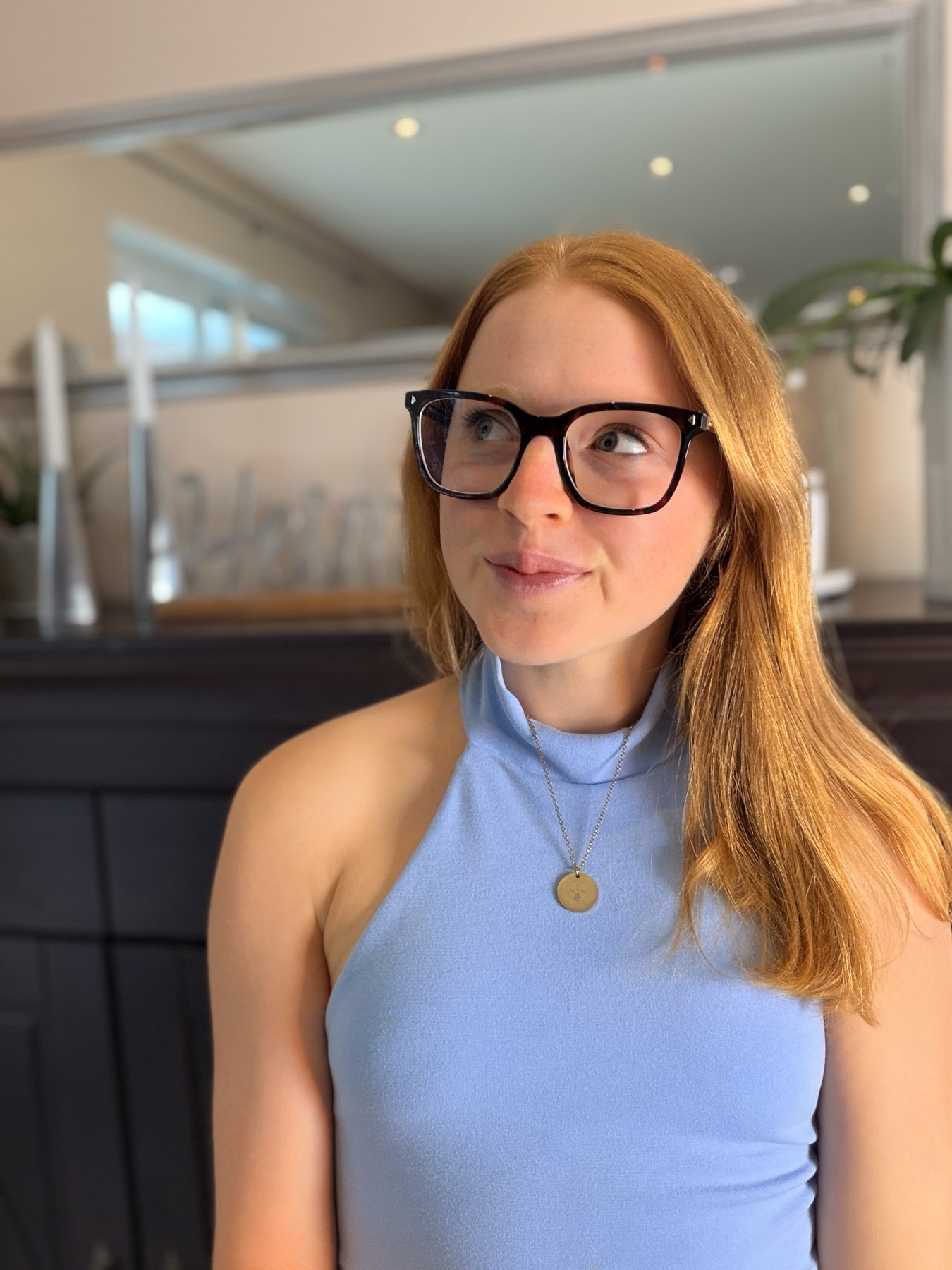 Julia Bergles im hellblauen Top, Blick nach oben links