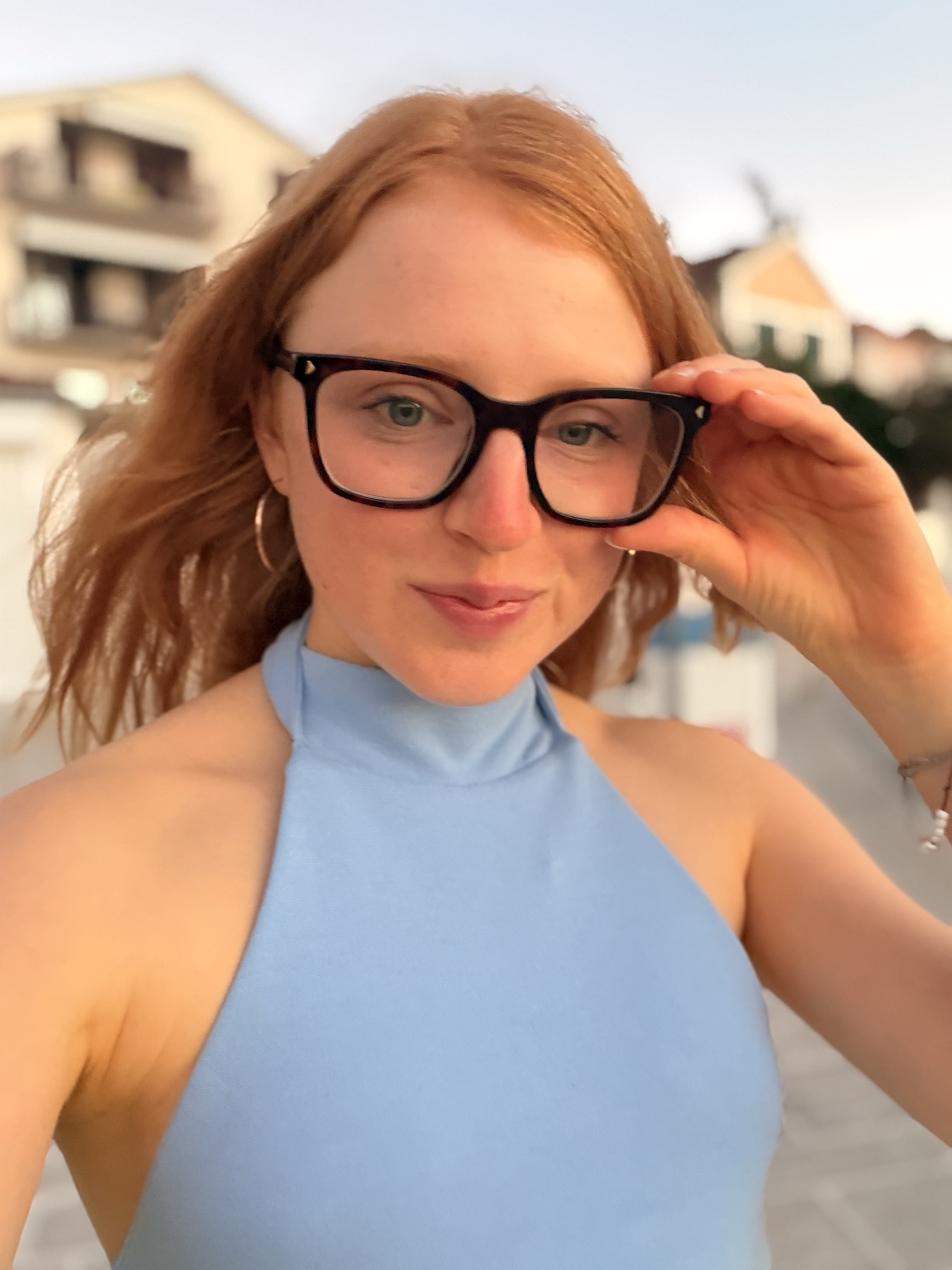 Julia mit dunkler Brille