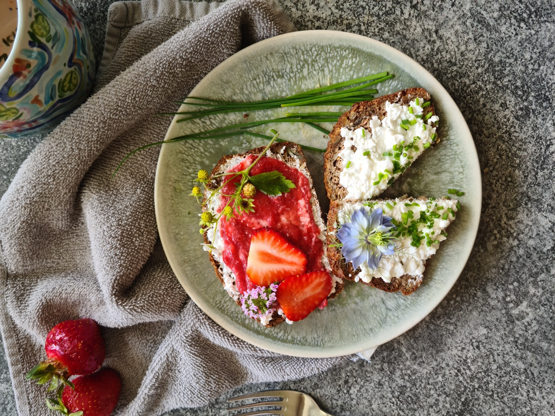 Brot mit Marmelade und Erdbeeren