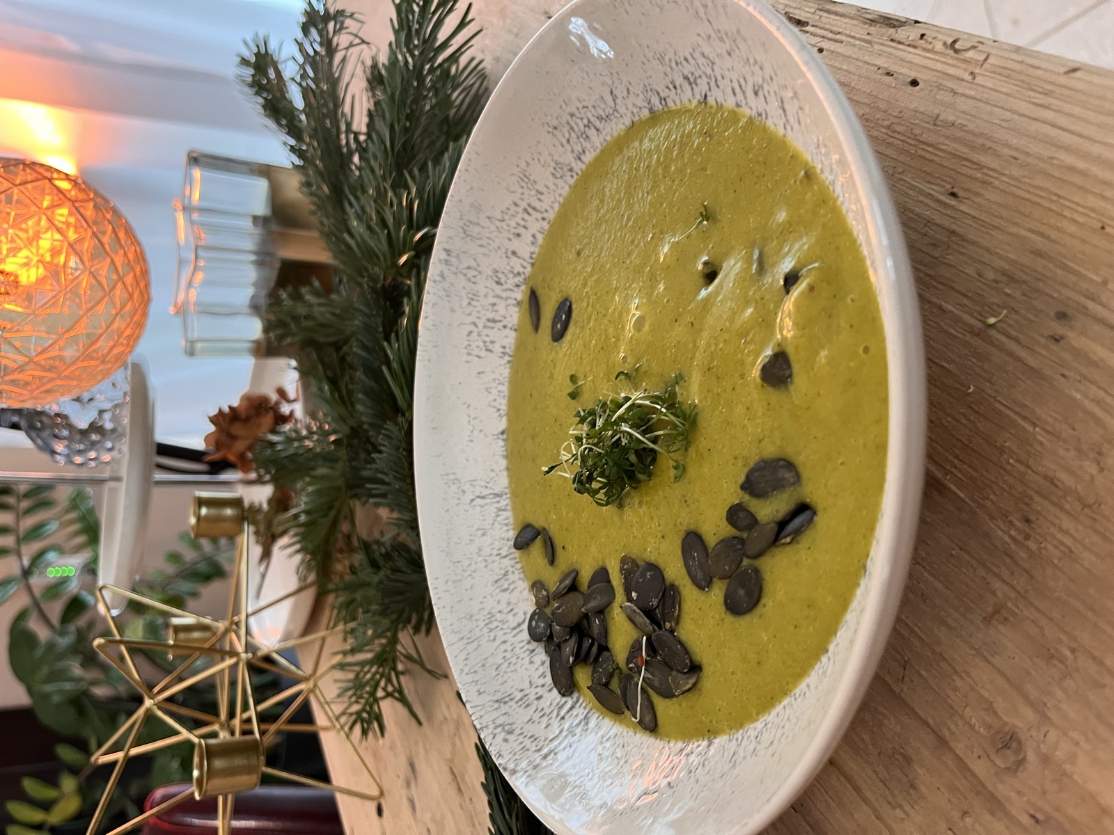 Zucchini-Suppe mit Dinkelnudeln